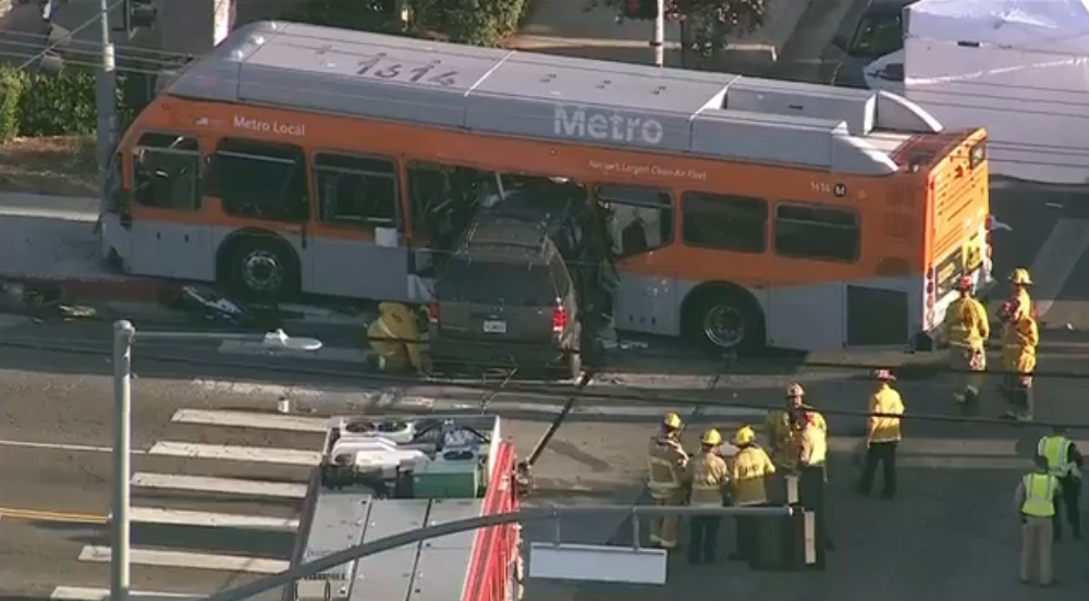 Dos muertos y seis heridos tras fuerte choque entre SUV y autobús de Metro en Chatsworth, Los Ángeles, California